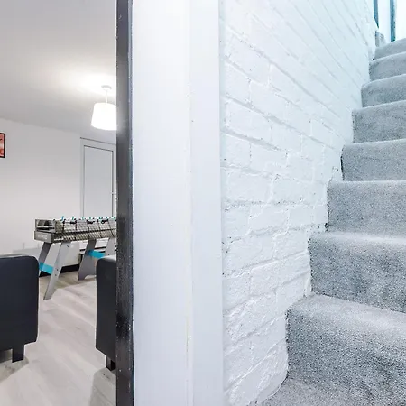 Spacious 5 Bedroom House Near Centre Sleeps 12 Suits Contractors With Free Parking Дом отдыха Лидс