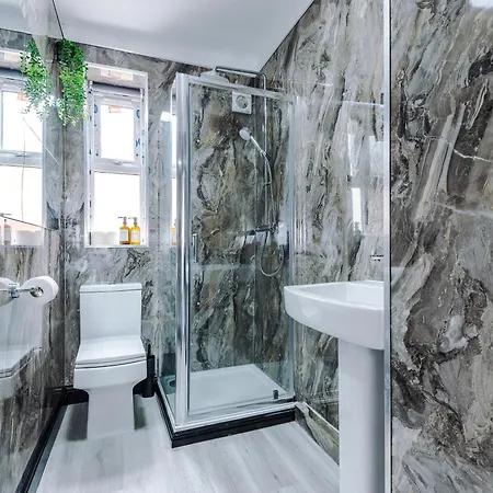 Дом отдыха Spacious 5 Bedroom House Near Centre Sleeps 12 Suits Contractors With Free Parking Лидс