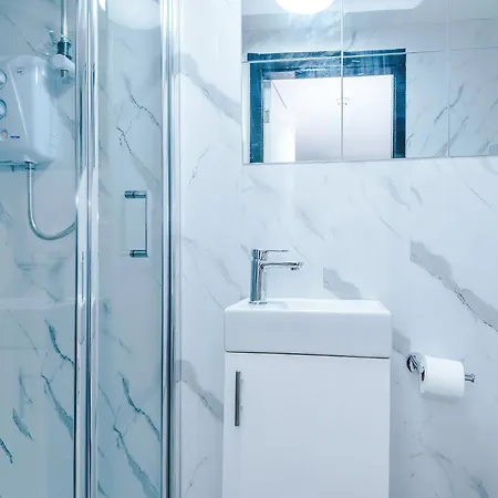 Дом отдыха Spacious 5 Bedroom House Near Centre Sleeps 12 Suits Contractors With Free Parking