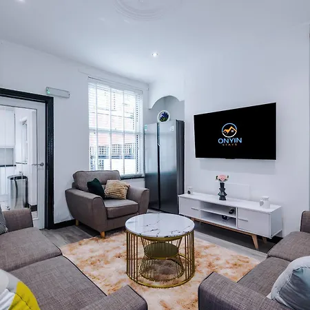 Дом отдыха Spacious 5 Bedroom House Near Centre Sleeps 12 Suits Contractors With Free Parking Лидс