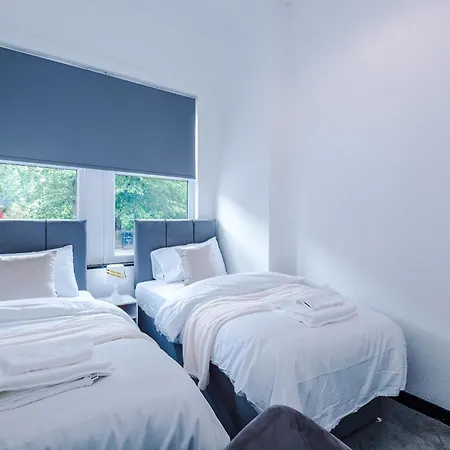 Дом отдыха Spacious 5 Bedroom House Near Centre Sleeps 12 Suits Contractors With Free Parking *