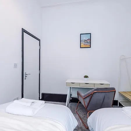 Дом отдыха Spacious 5 Bedroom House Near Centre Sleeps 12 Suits Contractors With Free Parking *