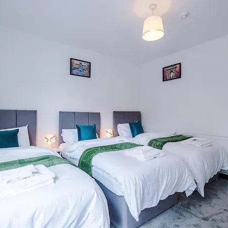Spacious 5 Bedroom House Near Centre Sleeps 12 Suits Contractors With Free Parking Дом отдыха