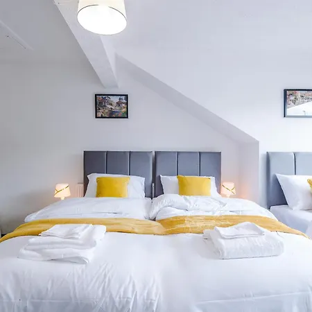 Дом отдыха Spacious 5 Bedroom House Near Centre Sleeps 12 Suits Contractors With Free Parking *
