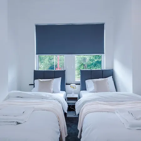 Spacious 5 Bedroom House Near Centre Sleeps 12 Suits Contractors With Free Parking Дом отдыха