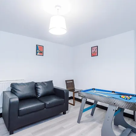 Дом отдыха Spacious 5 Bedroom House Near Centre Sleeps 12 Suits Contractors With Free Parking *