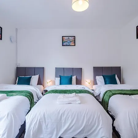 Spacious 5 Bedroom House Near Centre Sleeps 12 Suits Contractors With Free Parking Лидс