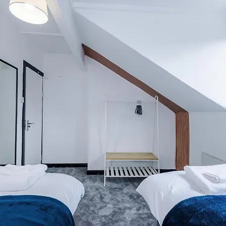 Spacious 5 Bedroom House Near Centre Sleeps 12 Suits Contractors With Free Parking Дом отдыха