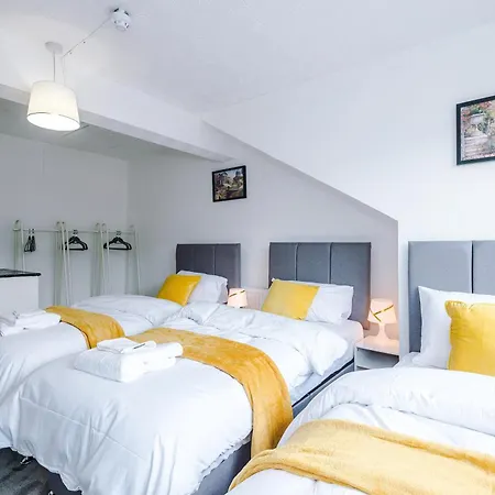 Дом отдыха Spacious 5 Bedroom House Near Centre Sleeps 12 Suits Contractors With Free Parking