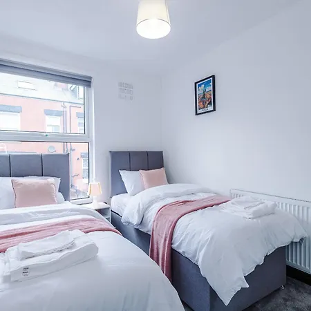 Spacious 5 Bedroom House Near Centre Sleeps 12 Suits Contractors With Free Parking Лидс