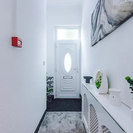 Spacious 5 Bedroom House Near Centre Sleeps 12 Suits Contractors With Free Parking Дом отдыха Лидс