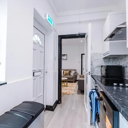 Дом отдыха Spacious 5 Bedroom House Near Centre Sleeps 12 Suits Contractors With Free Parking *