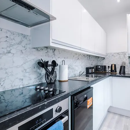 Spacious 5 Bedroom House Near Centre Sleeps 12 Suits Contractors With Free Parking Лидс