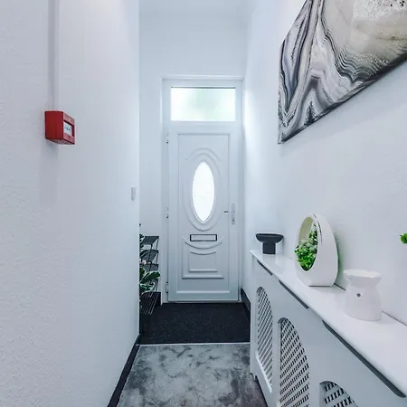 Spacious 5 Bedroom House Near Centre Sleeps 12 Suits Contractors With Free Parking Дом отдыха *