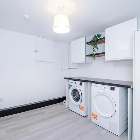 Spacious 5 Bedroom House Near Centre Sleeps 12 Suits Contractors With Free Parking Hébergement de vacances *