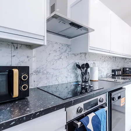 Spacious 5 Bedroom House Near Centre Sleeps 12 Suits Contractors With Free Parking Leeds (West Yorkshire)