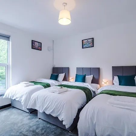 Spacious 5 Bedroom House Near Centre Sleeps 12 Suits Contractors With Free Parking *