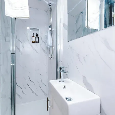 Spacious 5 Bedroom House Near Centre Sleeps 12 Suits Contractors With Free Parking