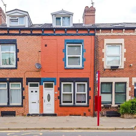 Spacious 5 Bedroom House Near Centre Sleeps 12 Suits Contractors With Free Parking Hébergement de vacances *