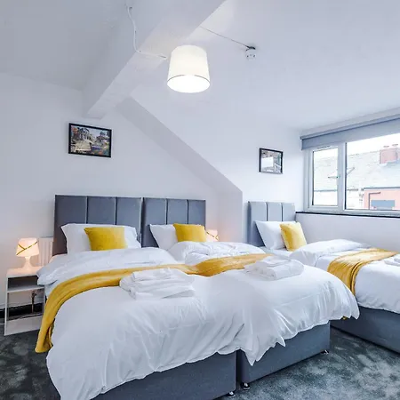 Spacious 5 Bedroom House Near Centre Sleeps 12 Suits Contractors With Free Parking *