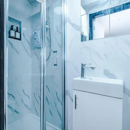 Spacious 5 Bedroom House Near Centre Sleeps 12 Suits Contractors With Free Parking