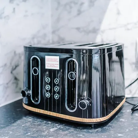 Spacious 5 Bedroom House Near Centre Sleeps 12 Suits Contractors With Free Parking Σπίτι διακοπών