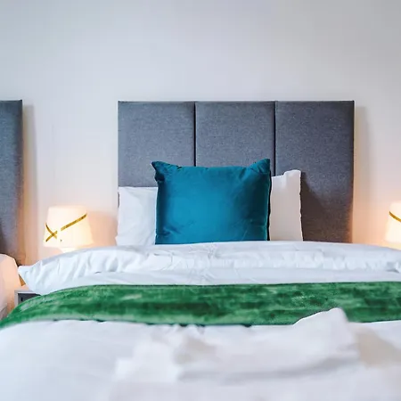 Spacious 5 Bedroom House Near Centre Sleeps 12 Suits Contractors With Free Parking *