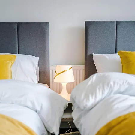 Spacious 5 Bedroom House Near Centre Sleeps 12 Suits Contractors With Free Parking Holiday home