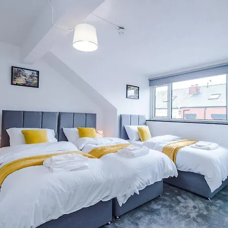 Spacious 5 Bedroom House Near Centre Sleeps 12 Suits Contractors With Free Parking Hébergement de vacances *