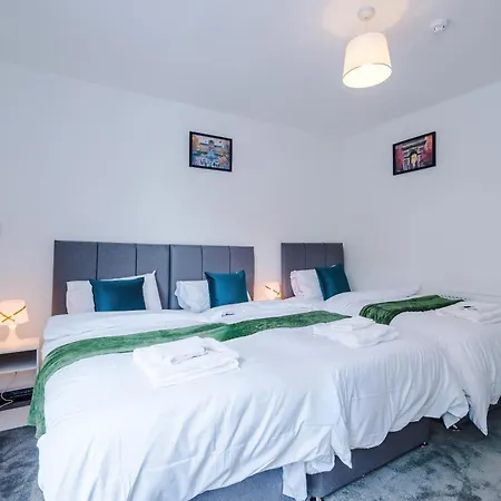 Spacious 5 Bedroom House Near Centre Sleeps 12 Suits Contractors With Free Parking *