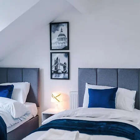 Spacious 5 Bedroom House Near Centre Sleeps 12 Suits Contractors With Free Parking * Λιντς