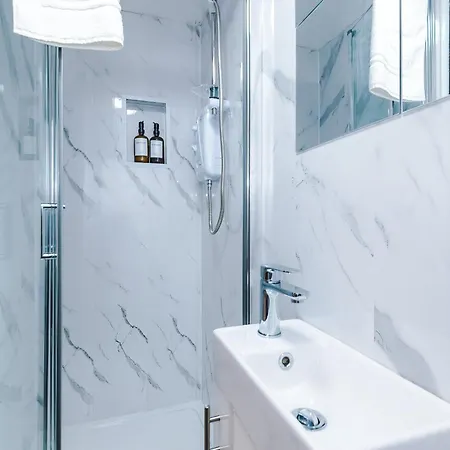 Spacious 5 Bedroom House Near Centre Sleeps 12 Suits Contractors With Free Parking