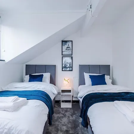 Spacious 5 Bedroom House Near Centre Sleeps 12 Suits Contractors With Free Parking *