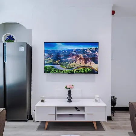 Spacious 5 Bedroom House Near Centre Sleeps 12 Suits Contractors With Free Parking Σπίτι διακοπών