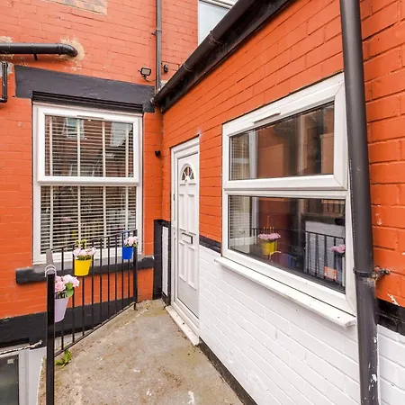 Spacious 5 Bedroom House Near Centre Sleeps 12 Suits Contractors With Free Parking *