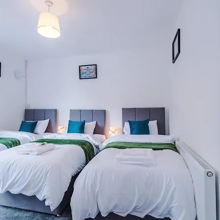 Spacious 5 Bedroom House Near Centre Sleeps 12 Suits Contractors With Free Parking