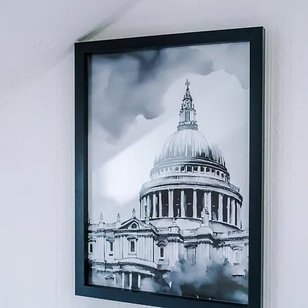 Spacious 5 Bedroom House Near Centre Sleeps 12 Suits Contractors With Free Parking *