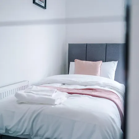 Spacious 5 Bedroom House Near Centre Sleeps 12 Suits Contractors With Free Parking Λιντς