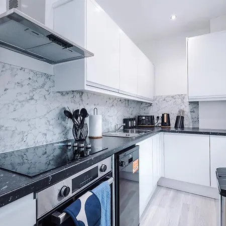 Spacious 5 Bedroom House Near Centre Sleeps 12 Suits Contractors With Free Parking