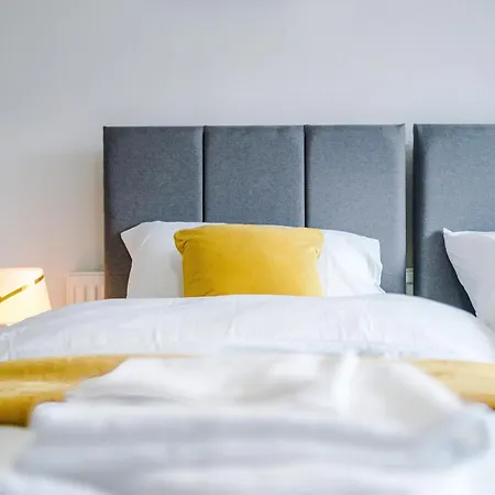 Spacious 5 Bedroom House Near Centre Sleeps 12 Suits Contractors With Free Parking Λιντς