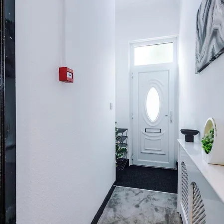 Spacious 5 Bedroom House Near Centre Sleeps 12 Suits Contractors With Free Parking