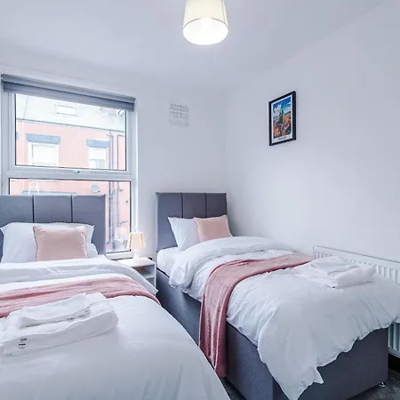 Spacious 5 Bedroom House Near Centre Sleeps 12 Suits Contractors With Free Parking Λιντς