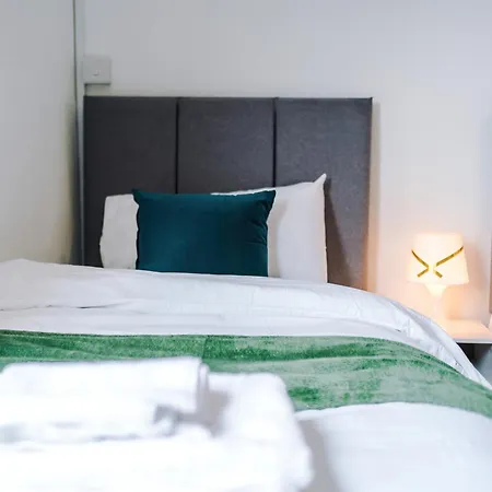 Spacious 5 Bedroom House Near Centre Sleeps 12 Suits Contractors With Free Parking Holiday home