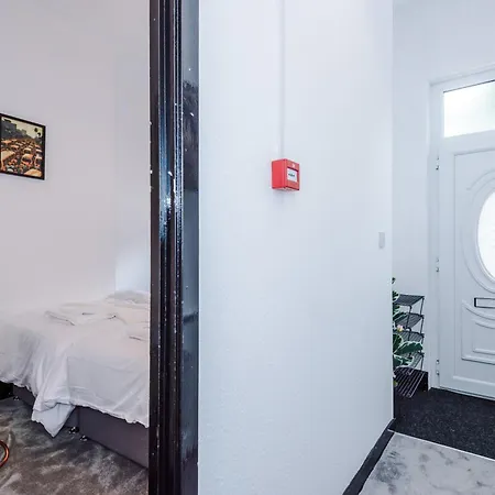 Spacious 5 Bedroom House Near Centre Sleeps 12 Suits Contractors With Free Parking