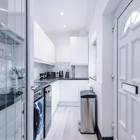 Spacious 5 Bedroom House Near Centre Sleeps 12 Suits Contractors With Free Parking