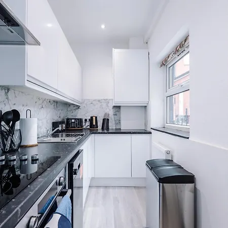 Spacious 5 Bedroom House Near Centre Sleeps 12 Suits Contractors With Free Parking Σπίτι διακοπών *