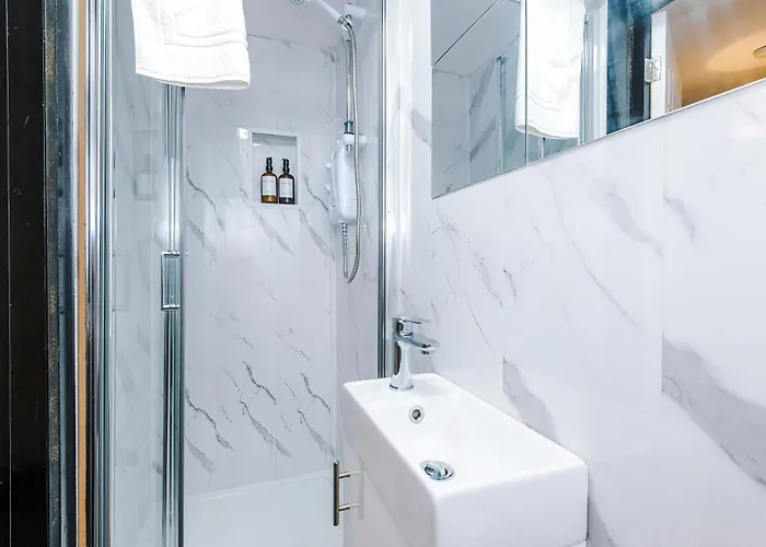 Spacious 5 Bedroom House Near Centre Sleeps 12 Suits Contractors With Free Parking