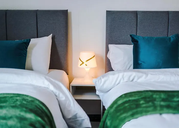 Spacious 5 Bedroom House Near Centre Sleeps 12 Suits Contractors With Free Parking Σπίτι διακοπών