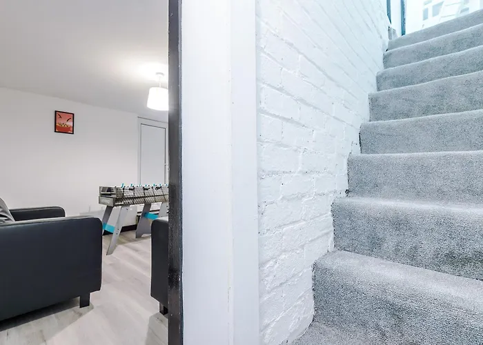 Spacious 5 Bedroom House Near Centre Sleeps 12 Suits Contractors With Free Parking بيت للعطل ليدز