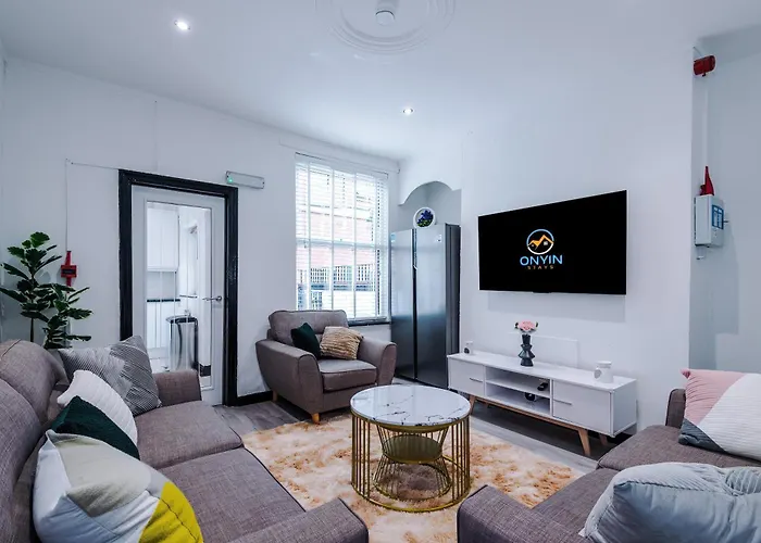 Spacious 5 Bedroom House Near Centre Sleeps 12 Suits Contractors With Free Parking *